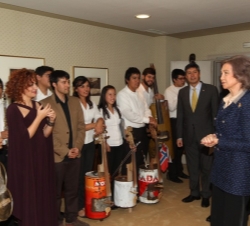 Su Majestad la Reina felicita a los jóvenes integrantes de la Orquesta de Instrumentos Reciclados de Cateura, que estuvieron acompañados por la sopran